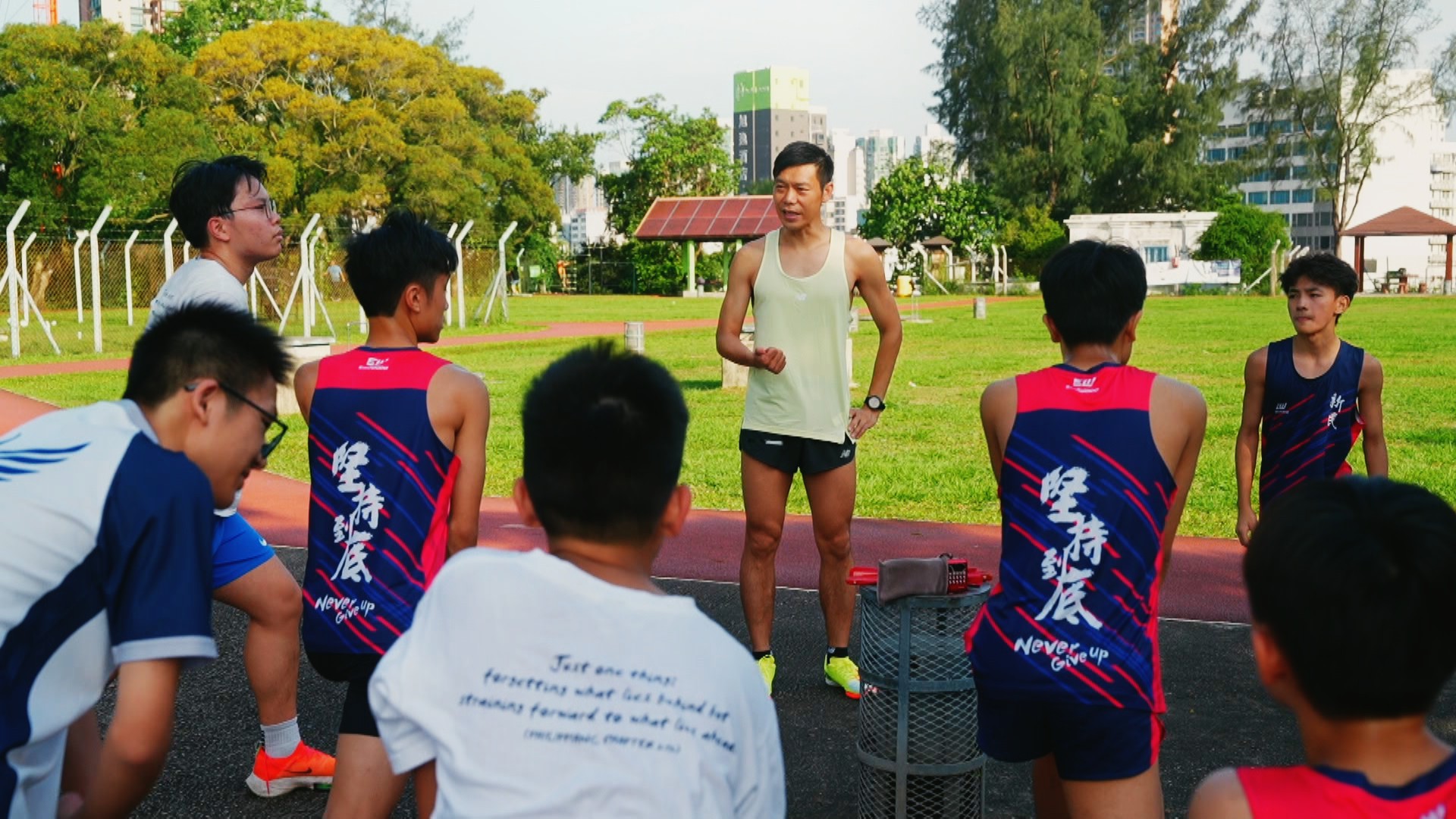 為了加強學校的運動氣氛, 黎可基老師鼓勵同學參與晨跑活動。