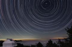 鹿林天文台的拱極星流跡